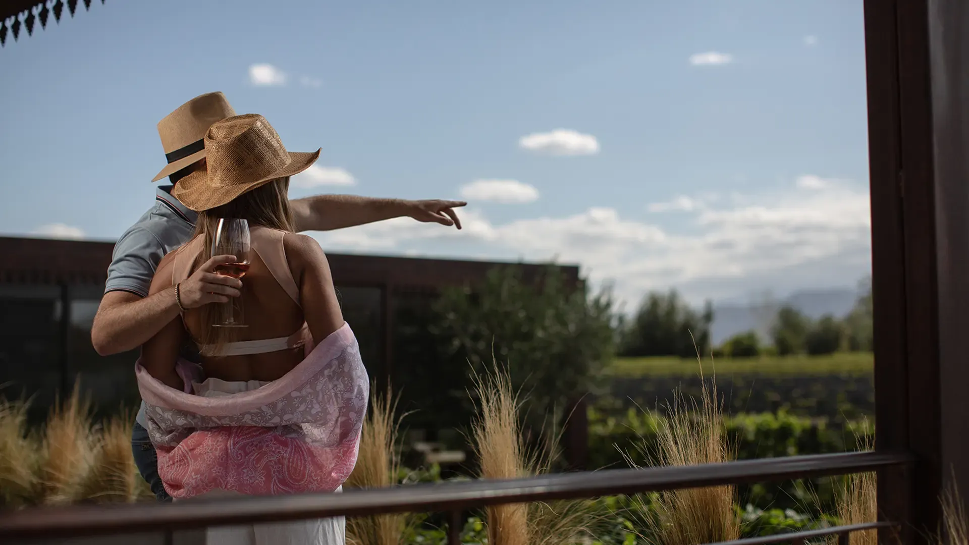 Casal tomando vinho em Mendoza