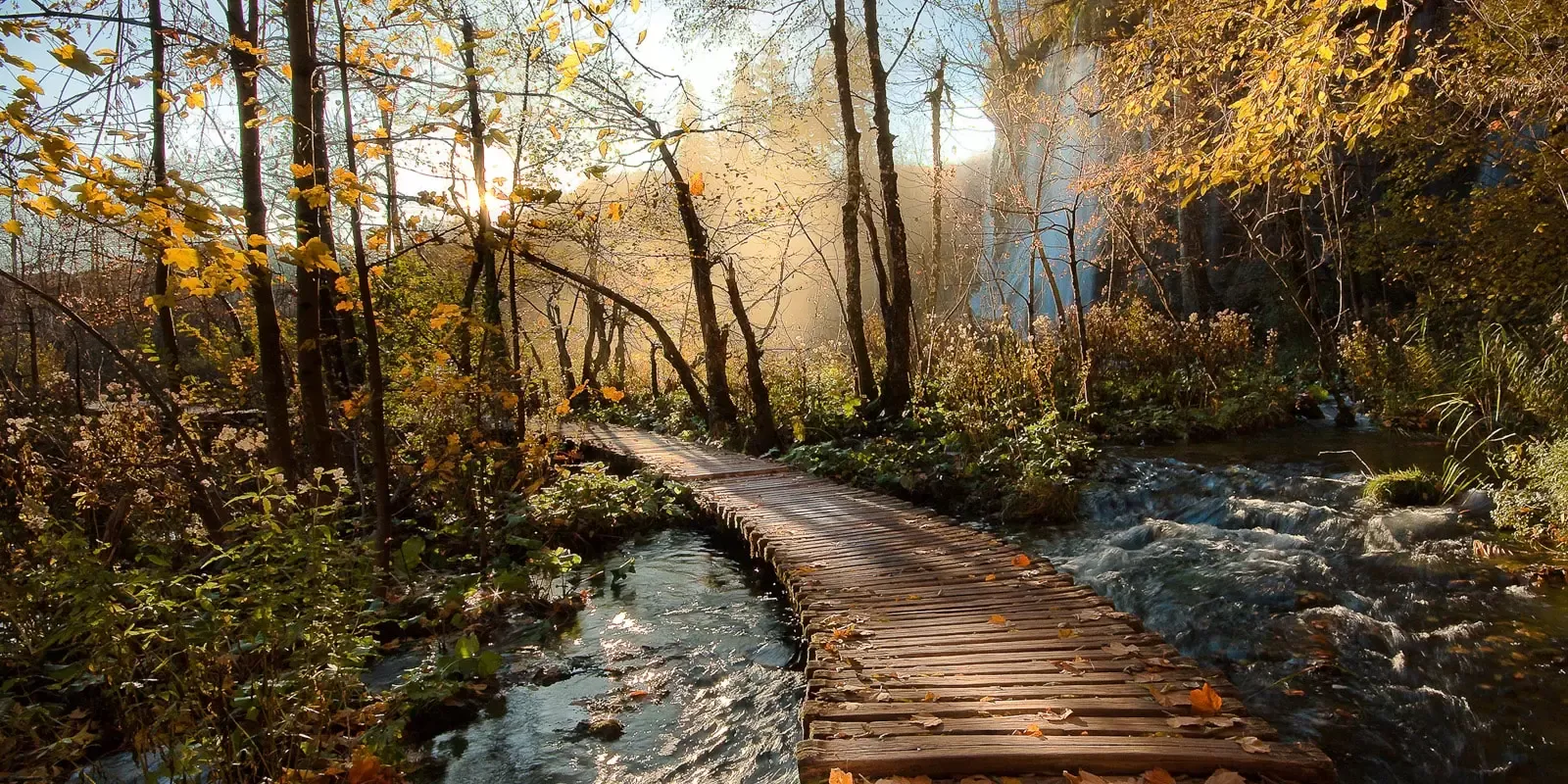Trilha no Parque Nacional Plitvice, Croácia