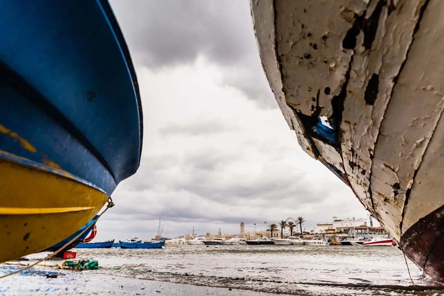 Barcos pequenos em Bari, Itália