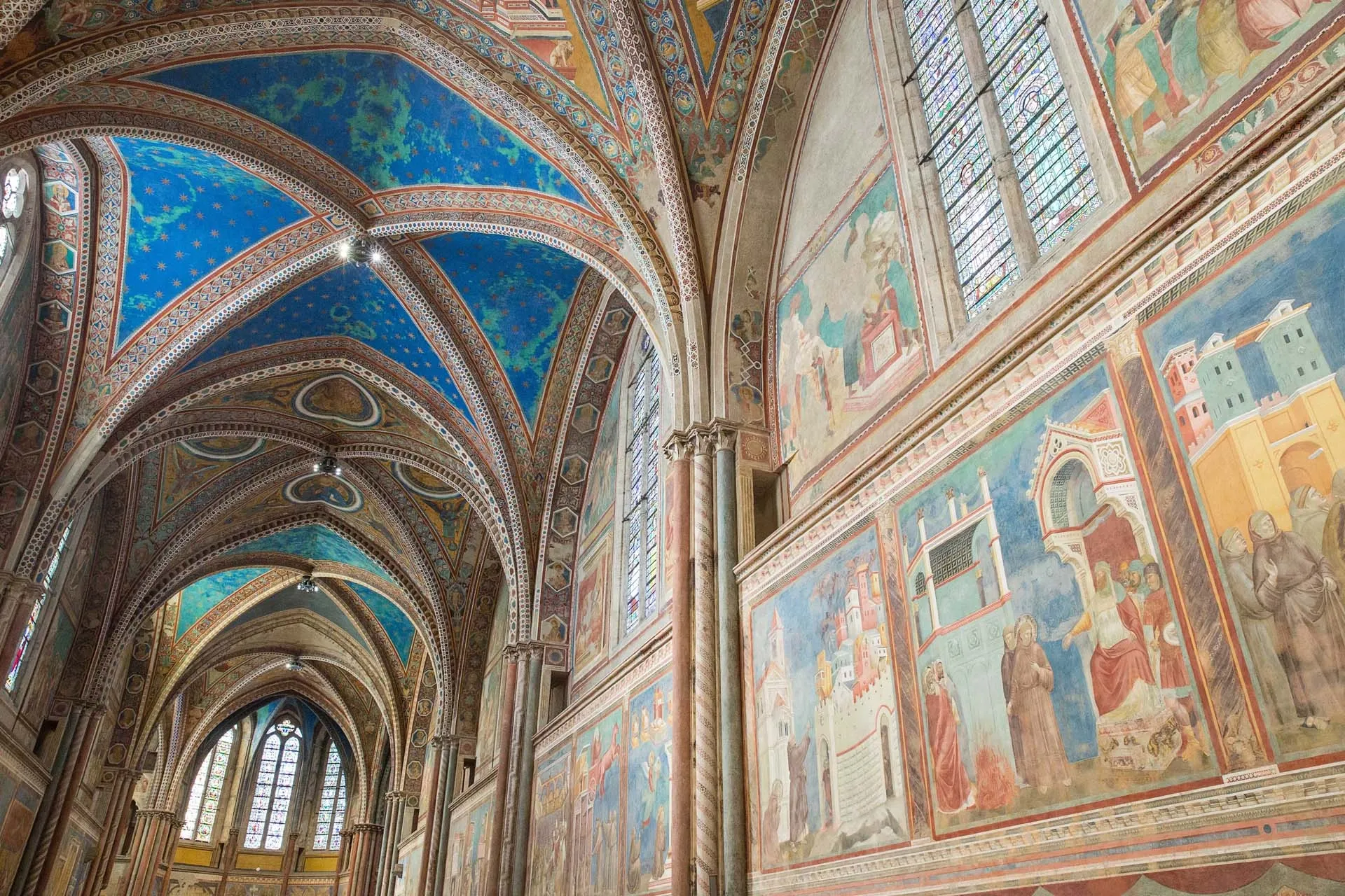 Interior da Basilica de São Francisco de Assis, Itália