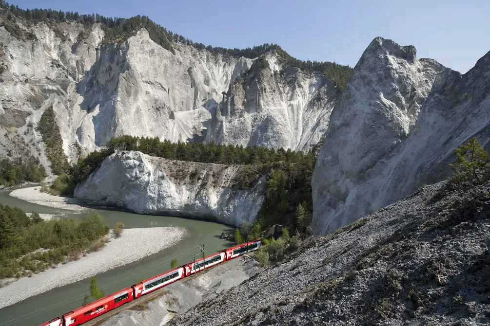 Glacier Express em Ruinaulta, Suíça