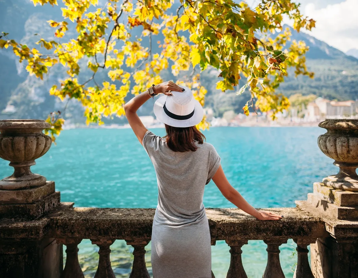 Dia ensolarado, olhando para o Lago de Garda, Itália