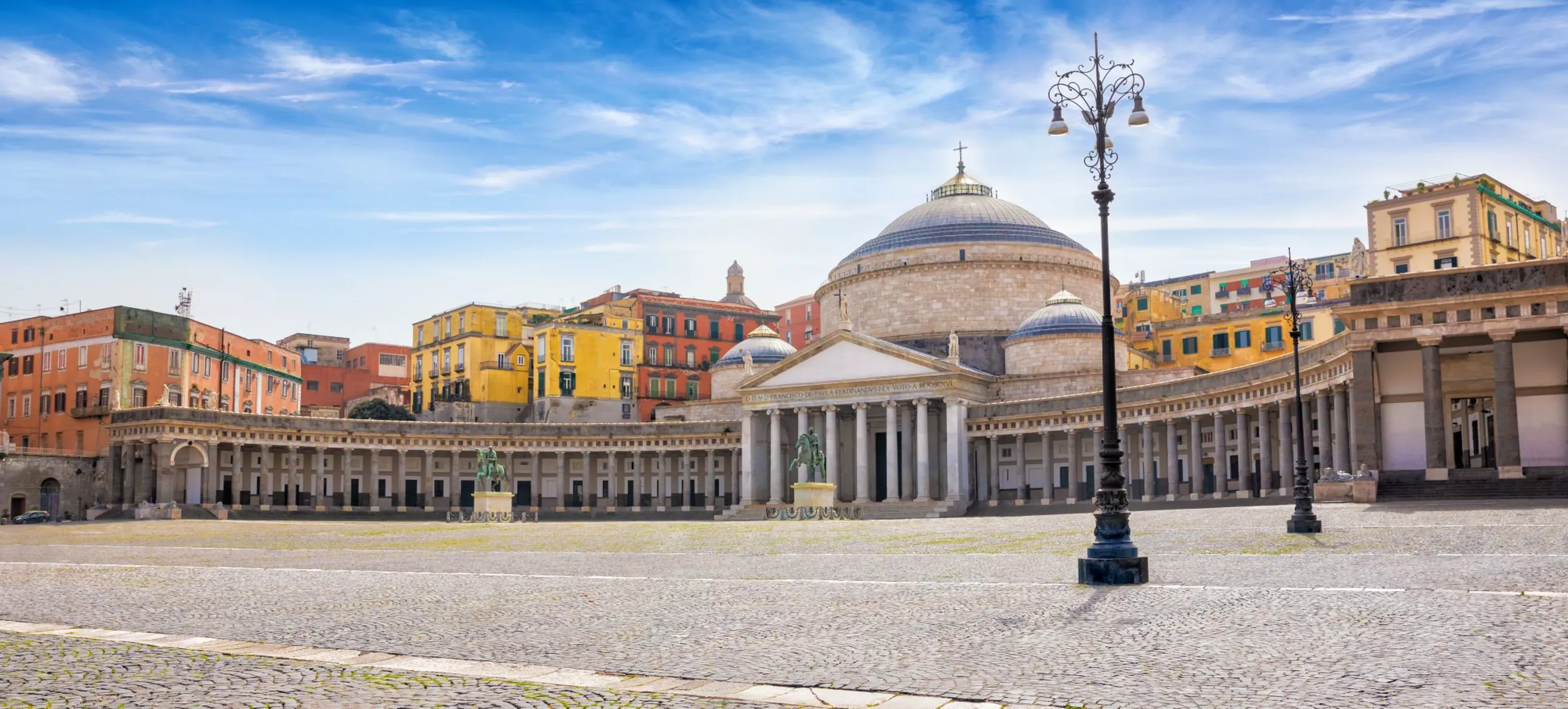 Piazza del Plebiscito em Nápoles, Itália